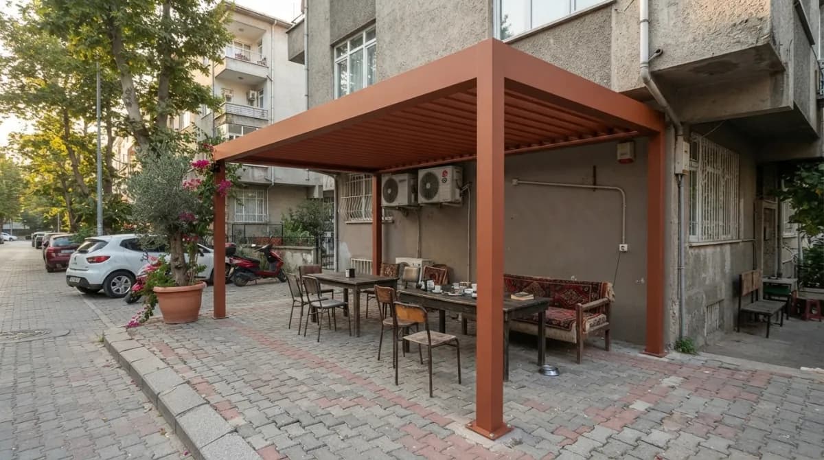 İzmir bioklimatik pergola uygulamasında lamellerin açık konumu