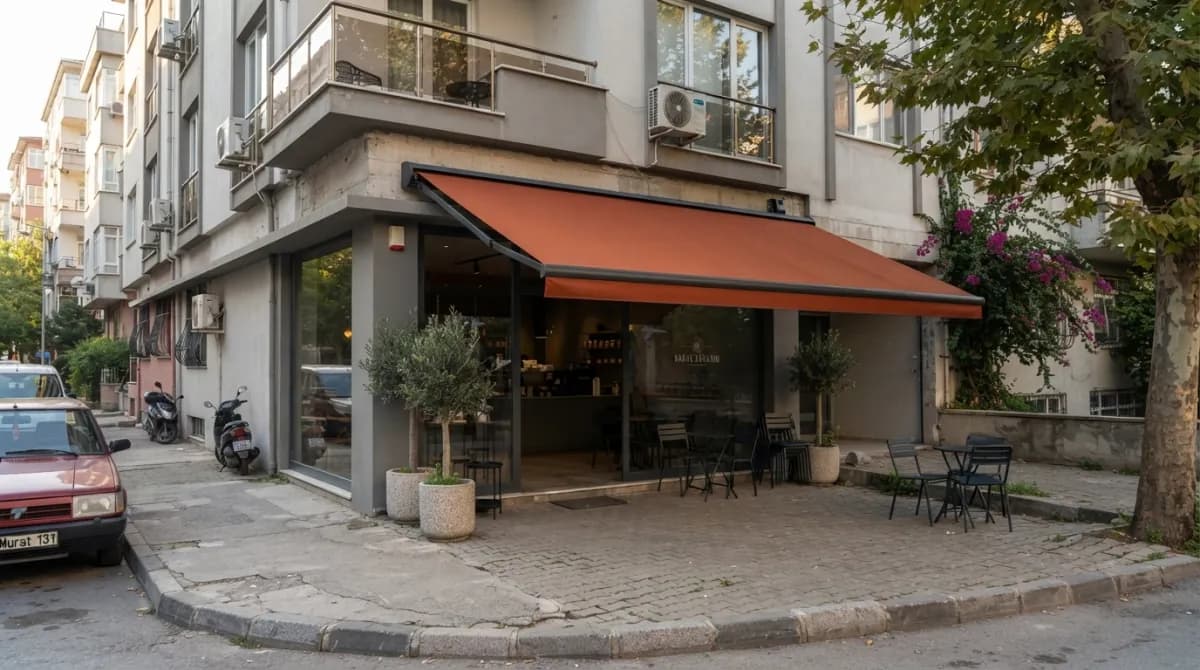 Mafsallı tentenin çelik yaylı kol mekanizması yakın görünüm