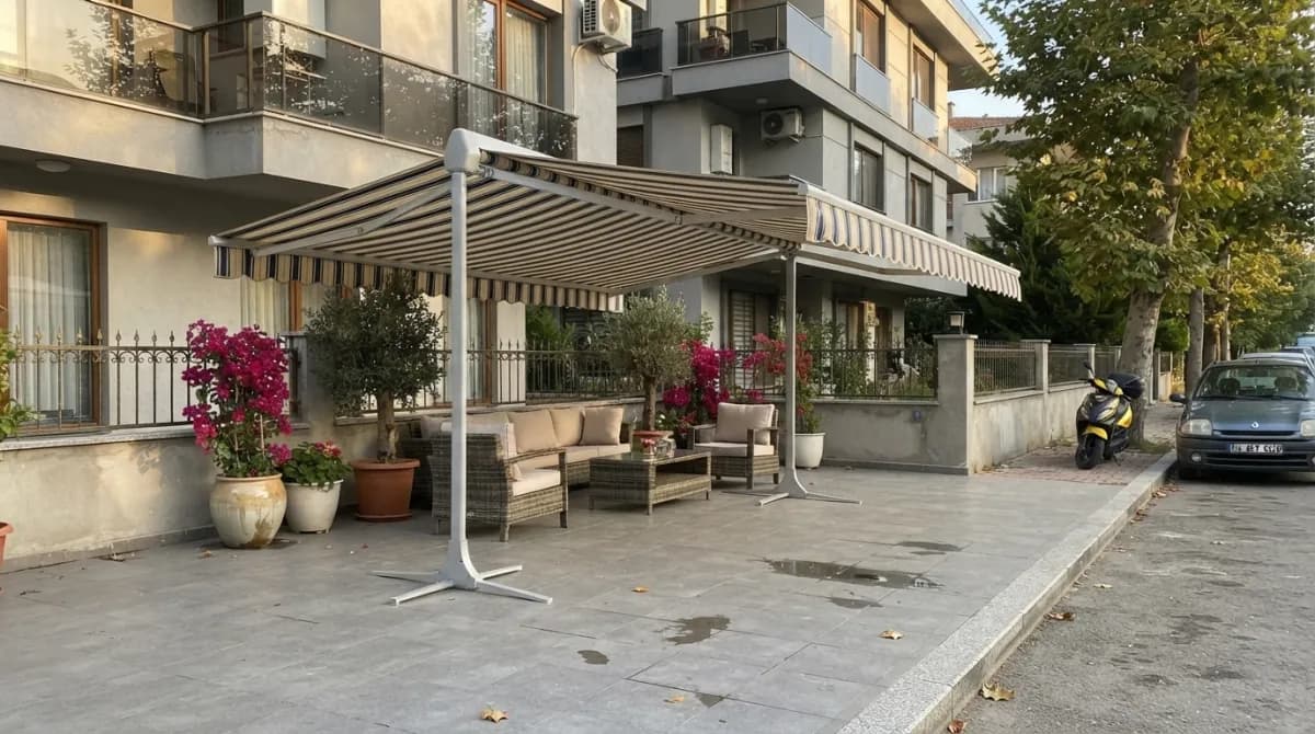 Karşıyaka'da bir bahçeye kurulmuş çift taraflı T model tente