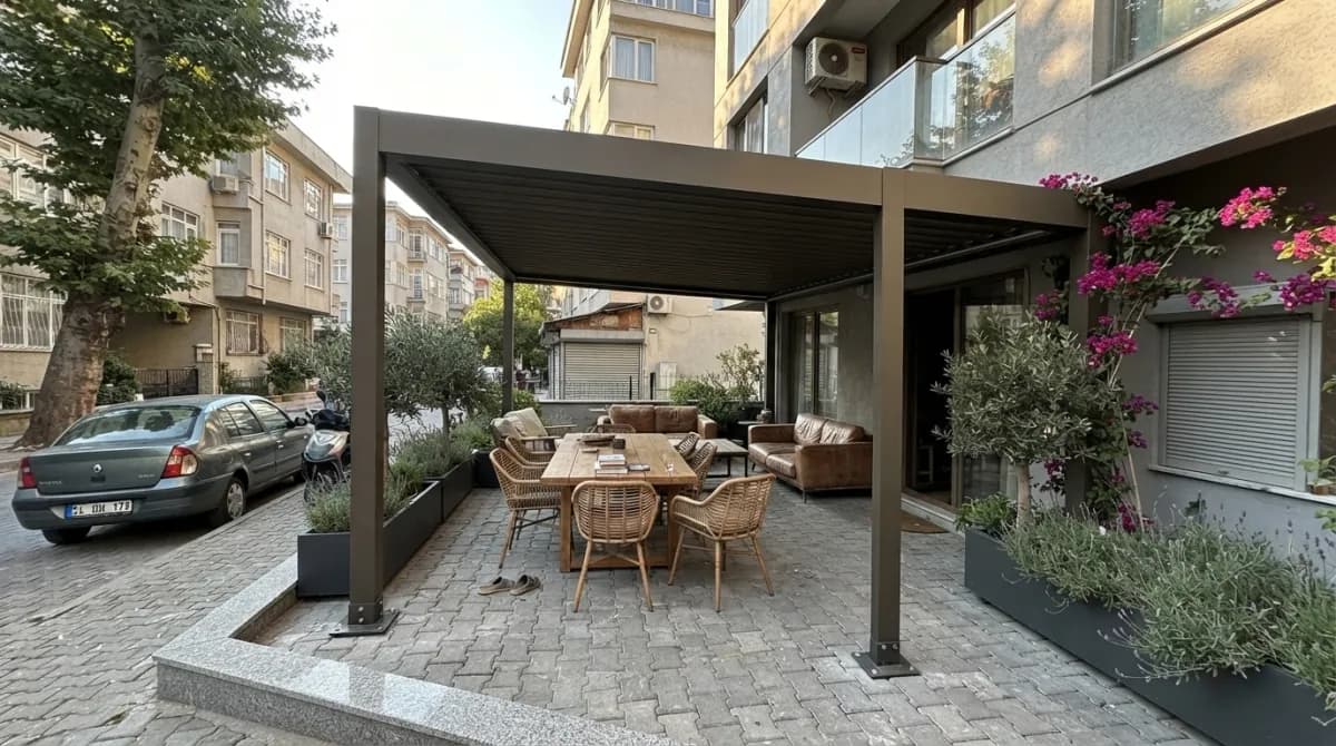 İzmir'de geniş bir bahçeyi örten kayar membran çatılı rollingroof pergola