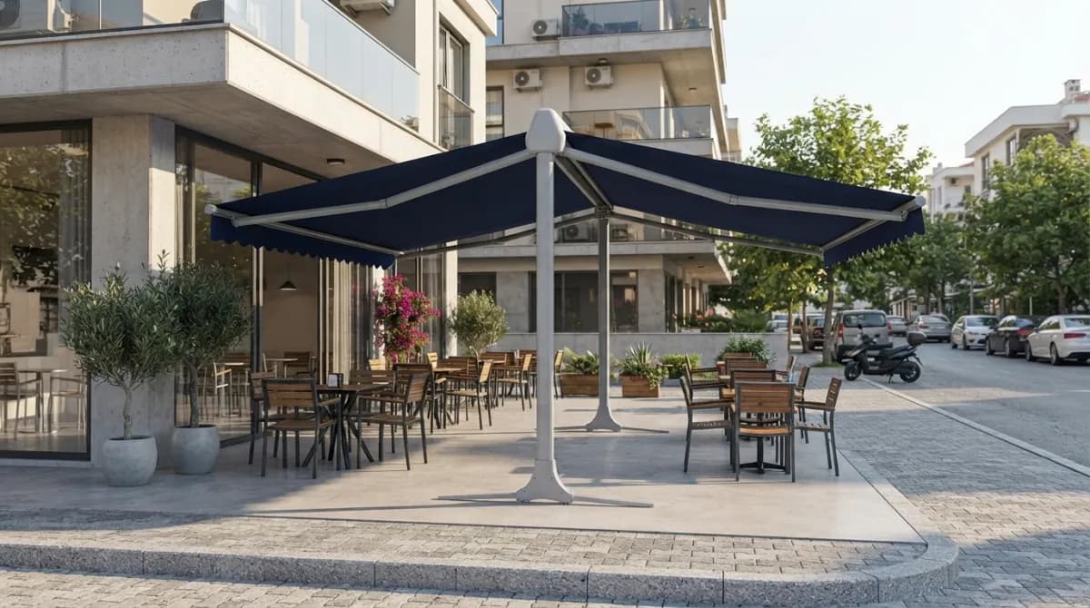 İzmir'de bir kafe terasına kurulmuş çift taraflı T model tente