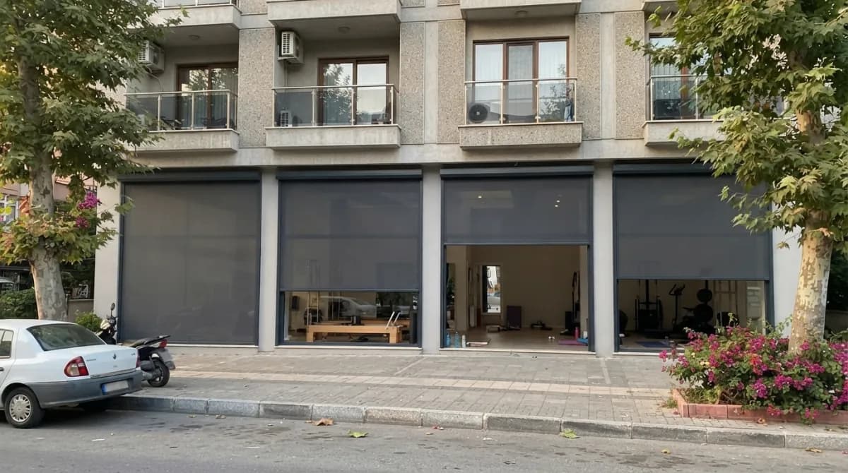 İzmir'de bir pergolanın yan yüzeyine uygulanmış motorlu zip perde
