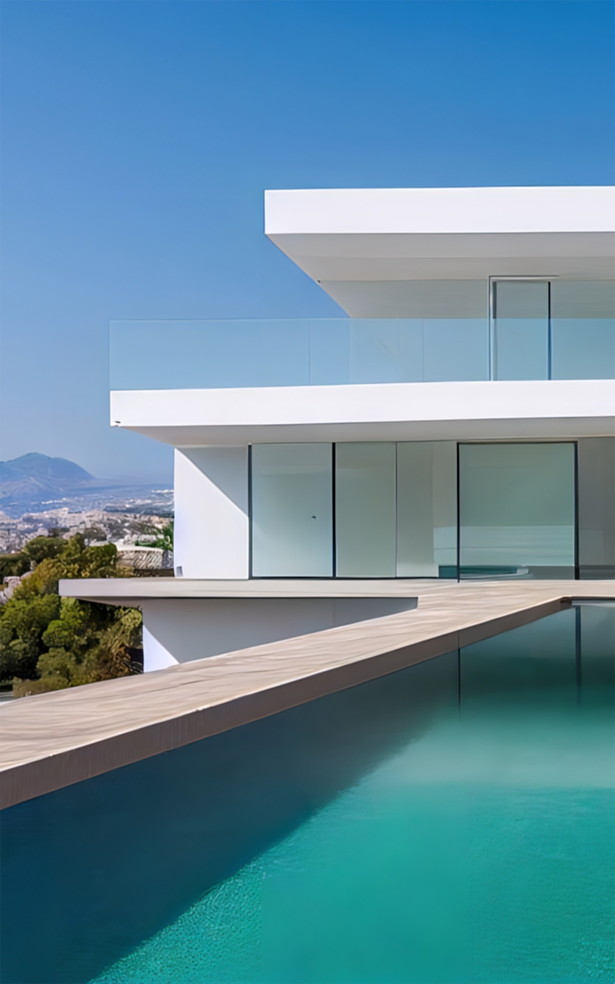 Yüzme havuzu ve parlak mavi gökyüzü olan, cam sistemlerle dolu çağdaş bir evin görüntüsü.