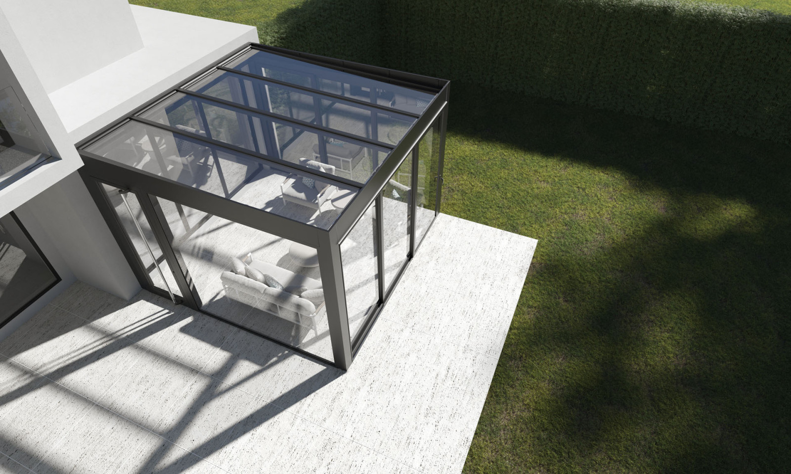 şeffaf bariyerli, cam tavanlı pergola ve dış mekan oturma alanlı bir villanın bahçesi